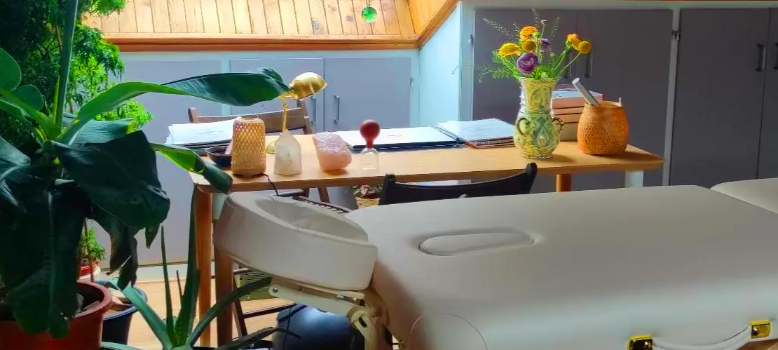 Studio de shiatsu avec une table de massage, décoré dans un style minimaliste et apaisant, prêt pour une séance thérapeutique.