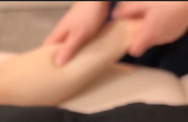 Praticien de Shiatsu traitant l'avant-bras d'un patient lors d'une séance de thérapie pour détendre les muscles et favoriser la circulation énergétique.